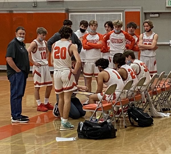 Hounds huddle with coaching staff