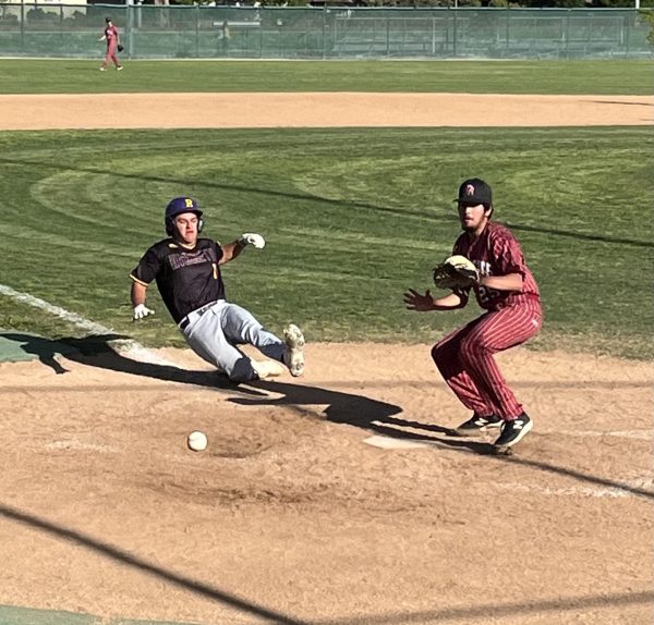 Warror steals home after wild pitch